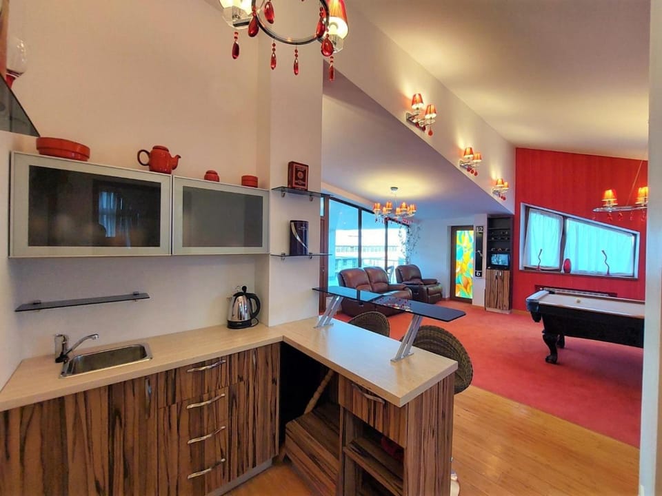 Kitchen or kitchenette, Communal kitchen