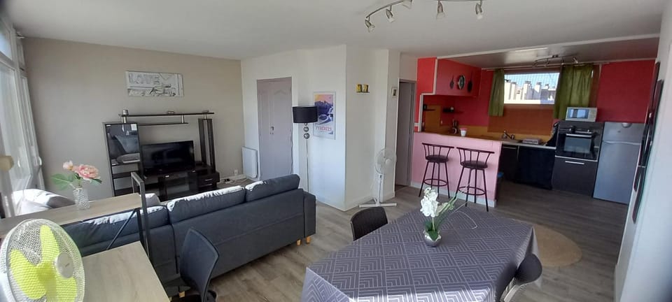TV and multimedia, Living room, Seating area, Dining area