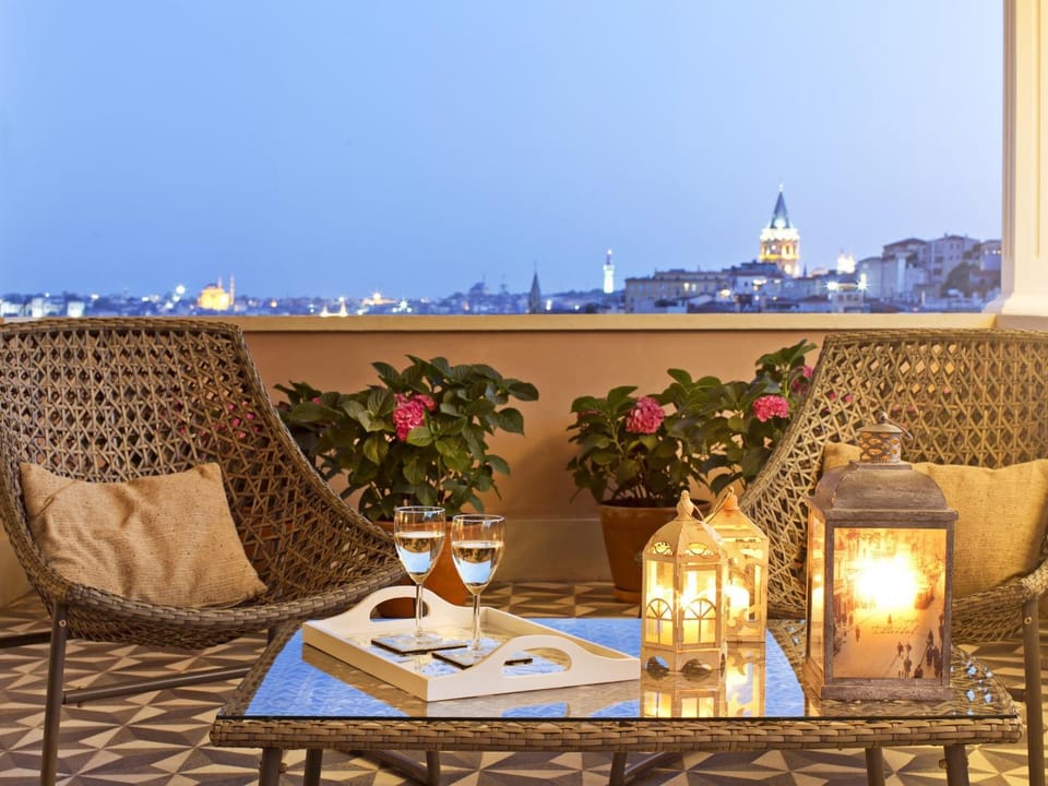 View (from property/room), Balcony/Terrace, City view, Landmark view