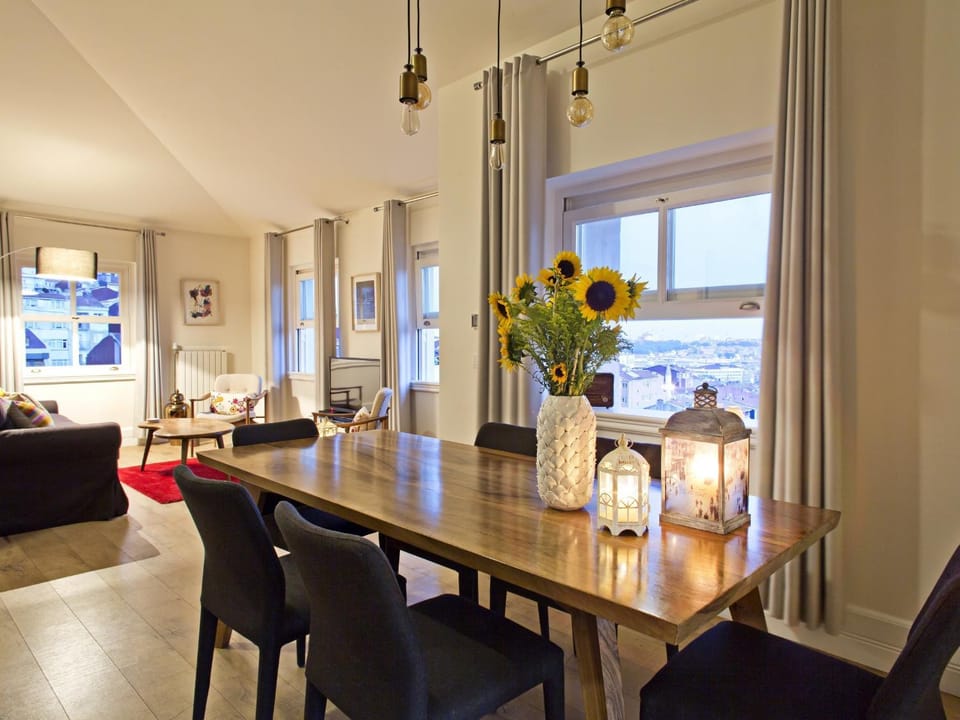 Living room, Decorative detail, Dining area