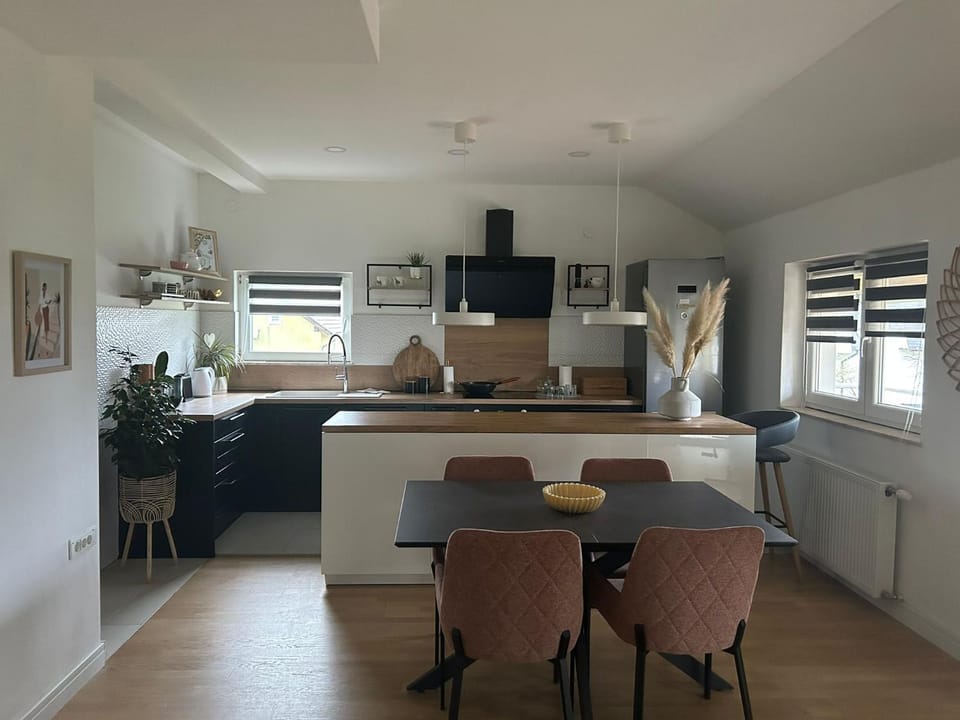 Kitchen or kitchenette, Dining area, stove