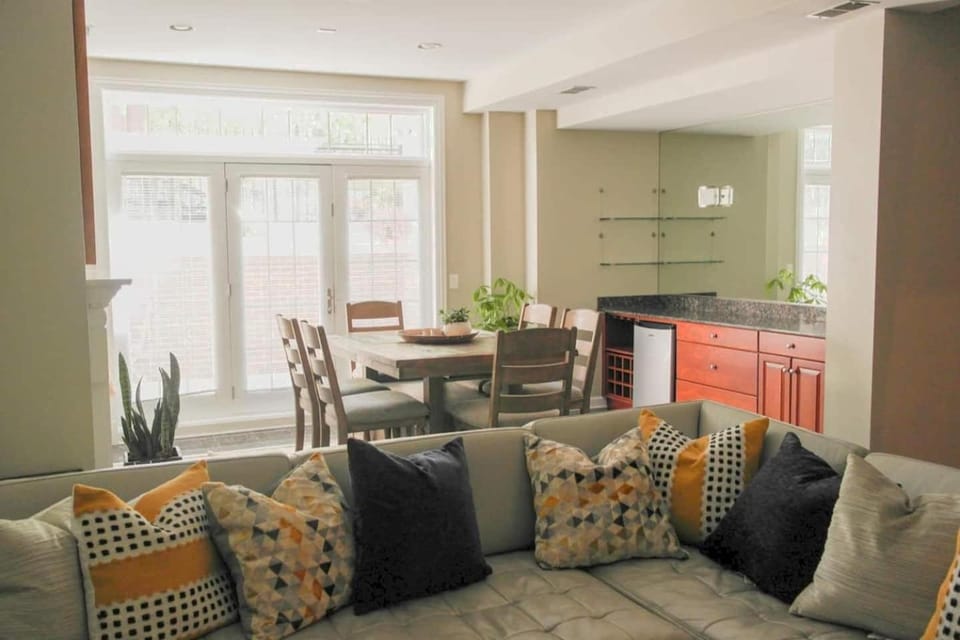 TV and multimedia, Lounge or bar, Seating area, Dining area