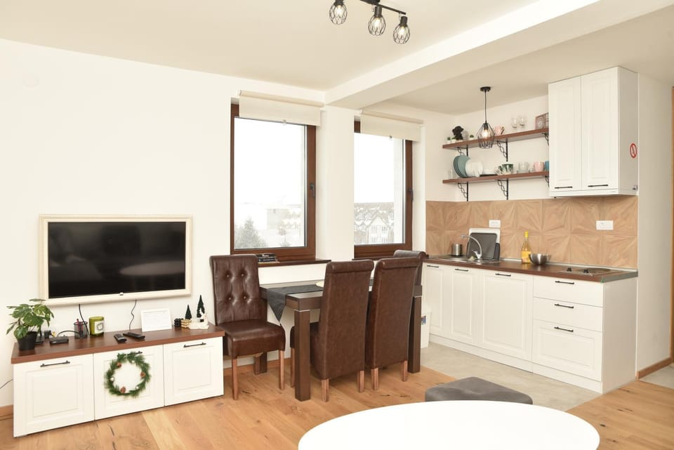 TV and multimedia, Kitchen or kitchenette, Living room, Seating area, Dining area, stove
