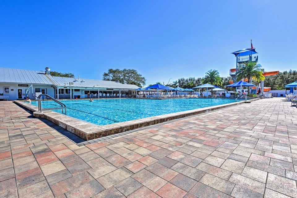 Bright Home: Pool Access & Screened-In Porch! House in Florida