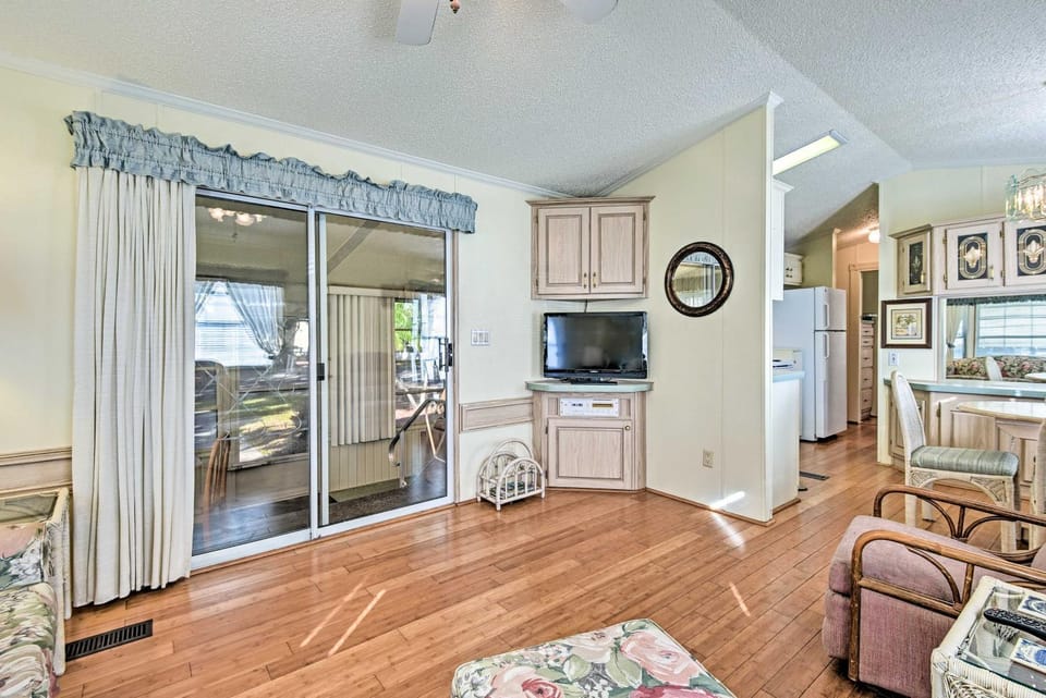 Bright Home: Pool Access & Screened-In Porch! House in Florida