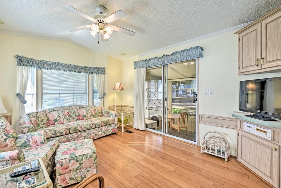 Bright Home: Pool Access & Screened-In Porch! House in Florida