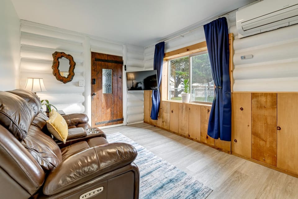 Unique Dog-Friendly Log Cabin: Short Walk to Ocean Cabin in Crescent City