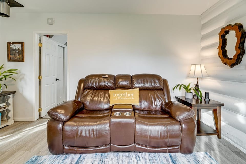 Unique Dog-Friendly Log Cabin: Short Walk to Ocean Cabin in Crescent City
