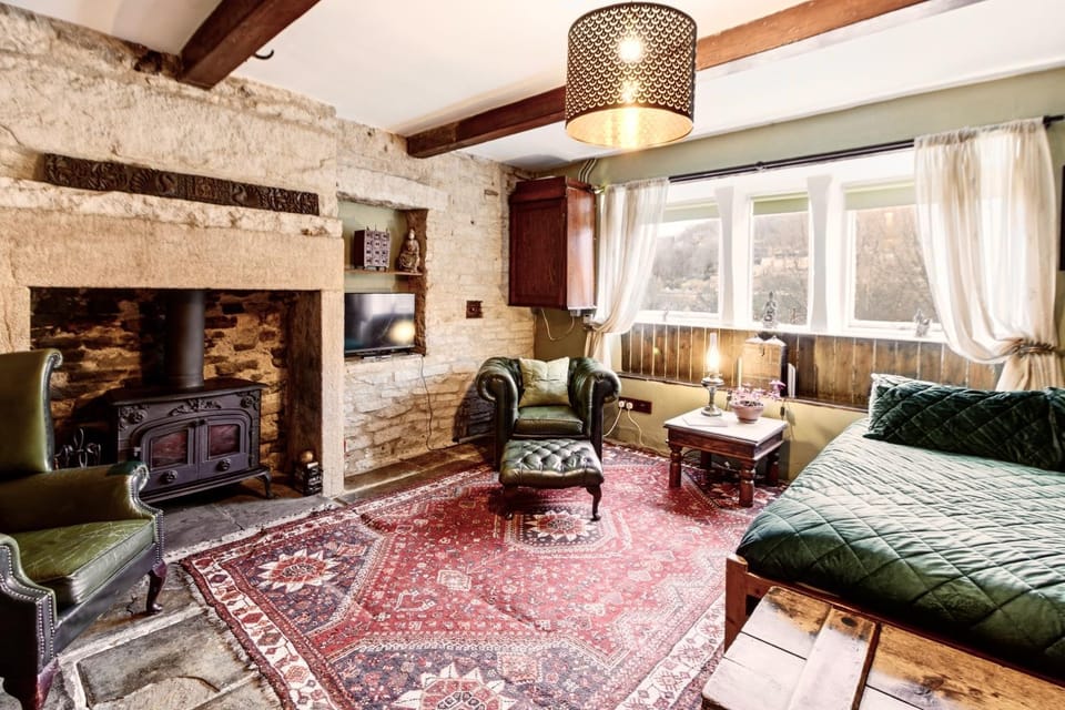 Nutclough Cottage - Log Fire and Valley View Apartment in Hebden Bridge