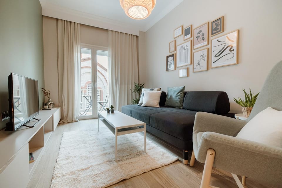 TV and multimedia, Living room, Seating area, Landmark view