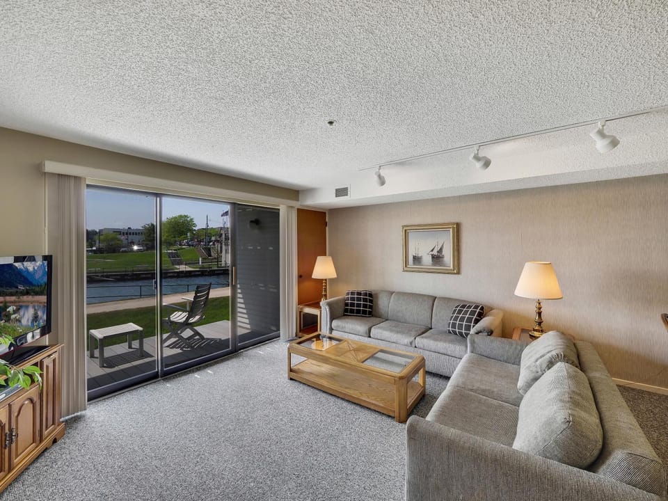 119 Edgewater Inn House in Charlevoix