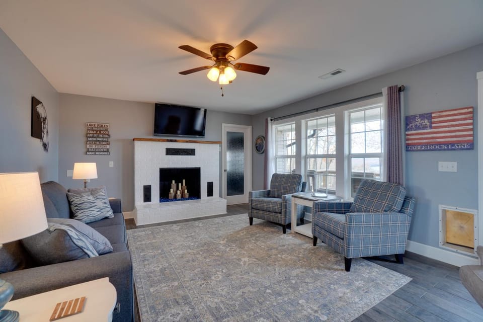 Table Rock Lake Home - Fire Pit & Lake Views! House in Table Rock Lake