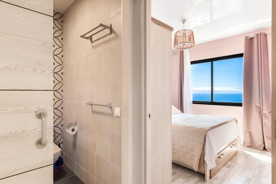 Bathroom, Sea view