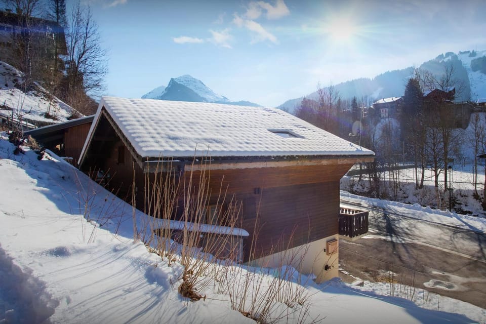 Property building, Day, Natural landscape, Winter, Mountain view