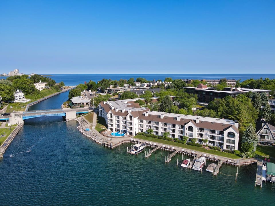 227 Edgewater Inn House in Charlevoix