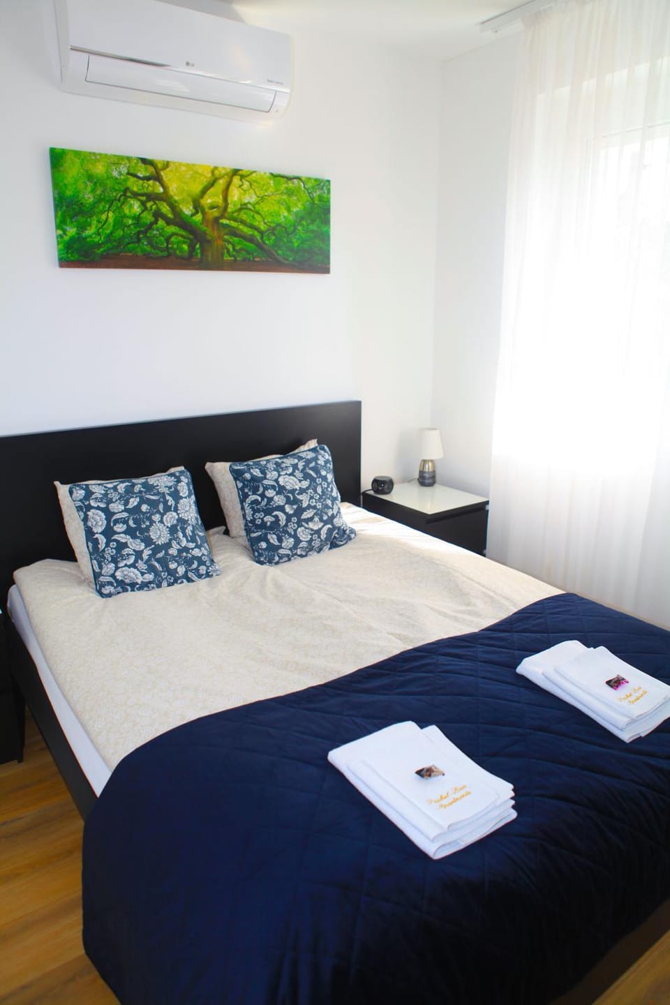 Bed, Bedroom, towels