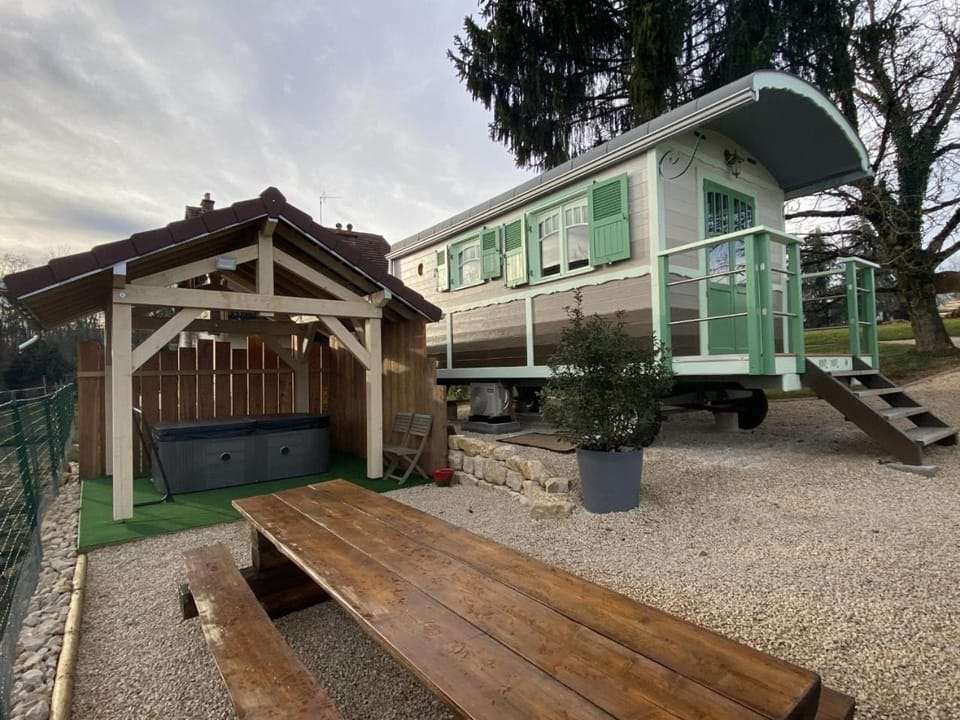 Patio, Spa and wellness centre/facilities