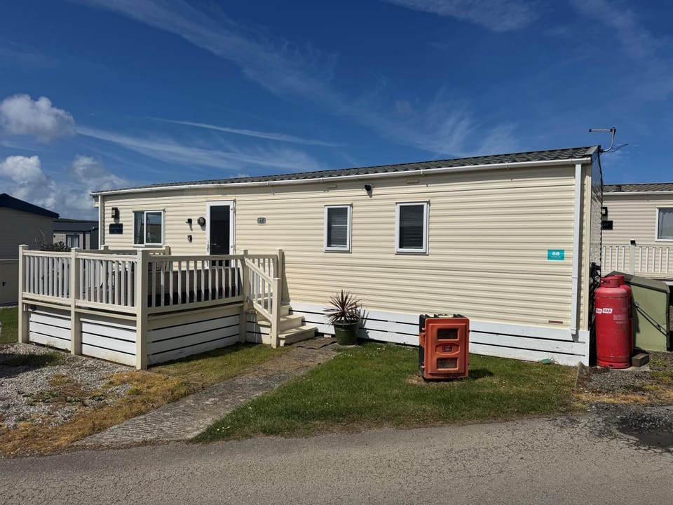 Property building, Balcony/Terrace, Parking