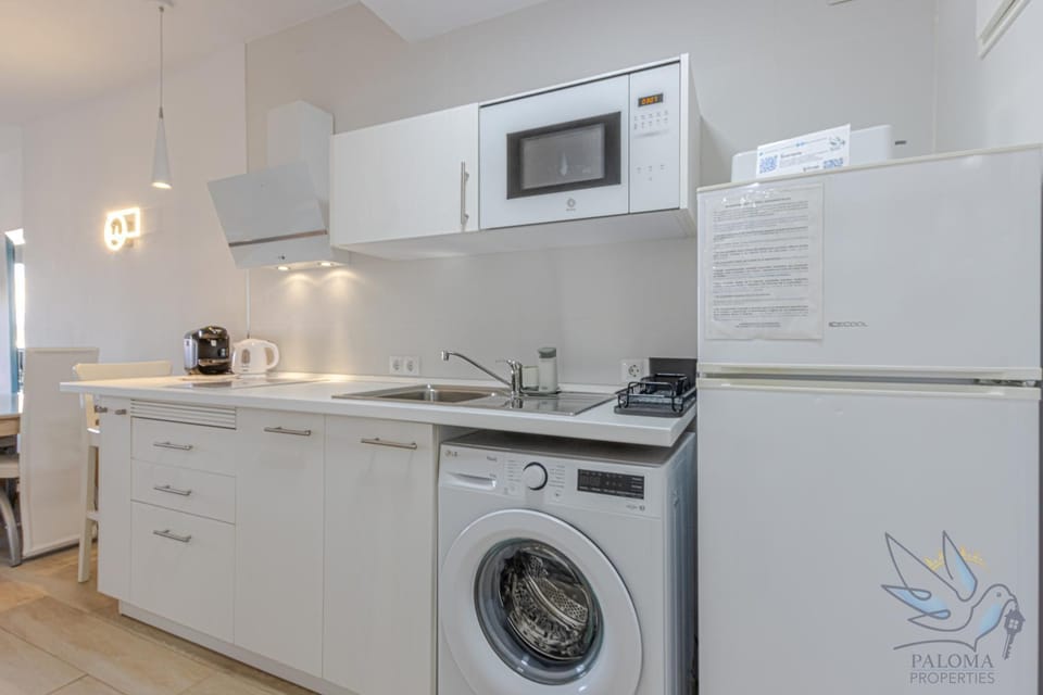 Kitchen or kitchenette, minibar, stove, washing machine