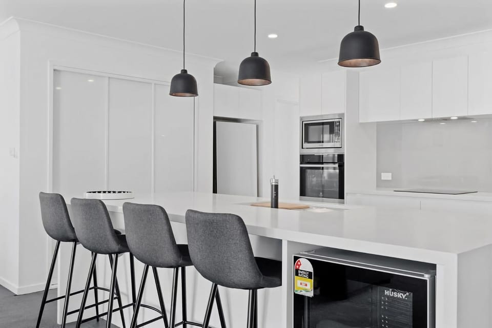 Kitchen or kitchenette, Dining area, oven, stove