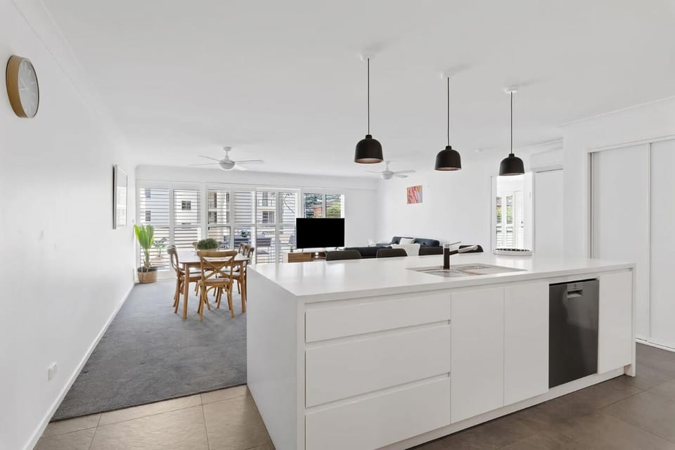 Kitchen or kitchenette, Dining area, stove