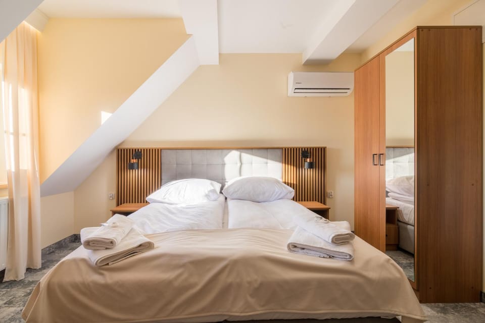 Photo of the whole room, towels, wardrobe