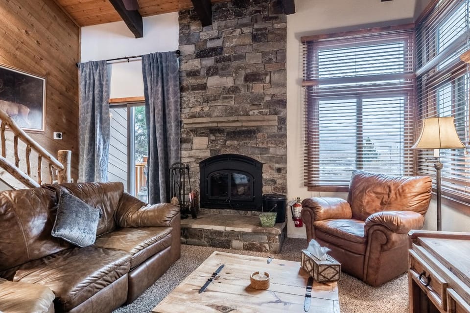 Mammoth Creek Townhome # 40 Updated 2 bedrooms and Loft 2 and half bath Steps to free town shuttle stop House in Mammoth Lakes