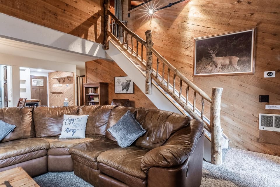 Mammoth Creek Townhome # 40 Updated 2 bedrooms and Loft 2 and half bath Steps to free town shuttle stop House in Mammoth Lakes