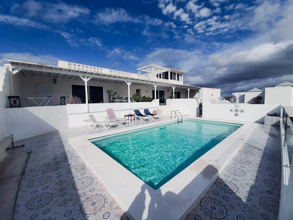 Day, Pool view, Swimming pool, sunbed