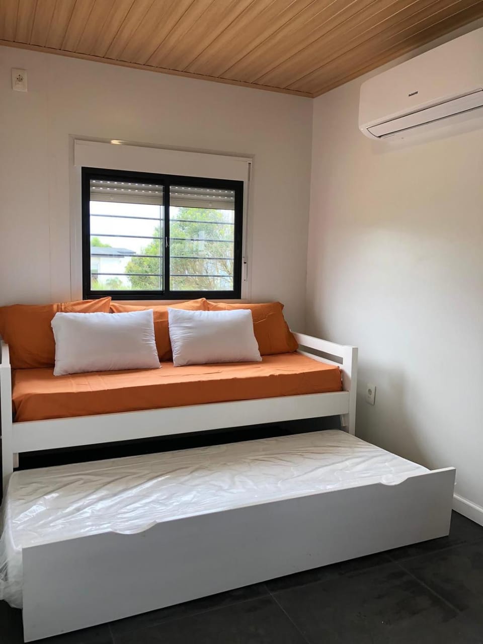 Bed, Living room, air conditioner