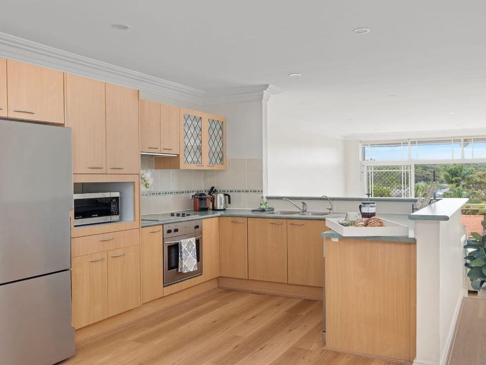 Coffee/tea facilities, microwave, oven, toaster, kitchen