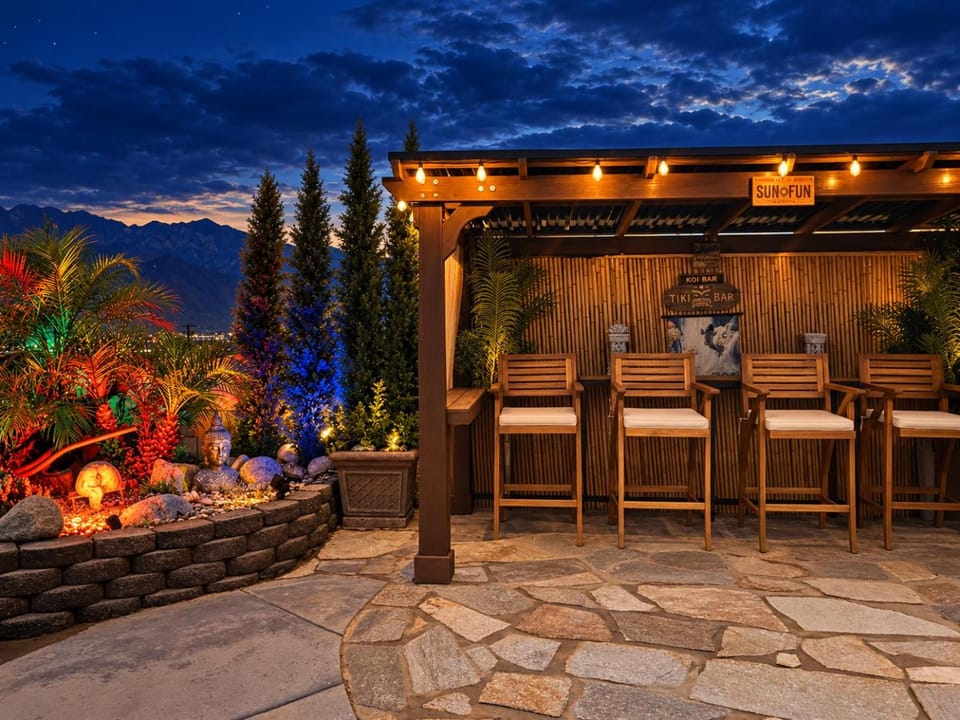 Lounge or bar, City view, Mountain view