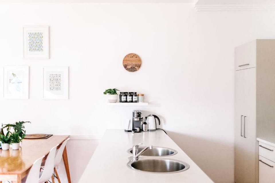 Coffee/tea facilities, Kitchen or kitchenette, Dining area
