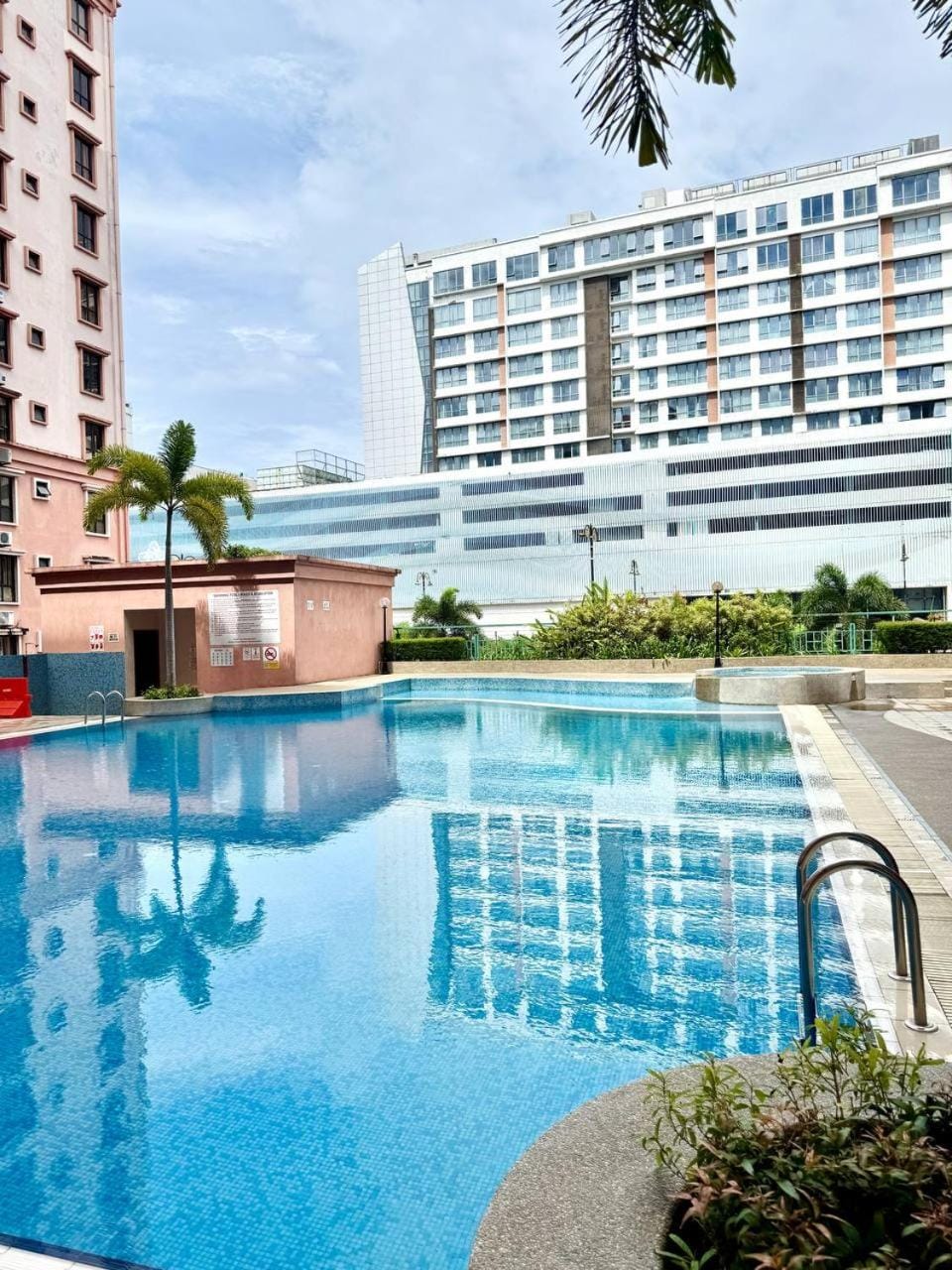 THE PENTHOUSE - MARINA COURT CONDO FAMILY 4 Bedrooms Apartment in Kota Kinabalu