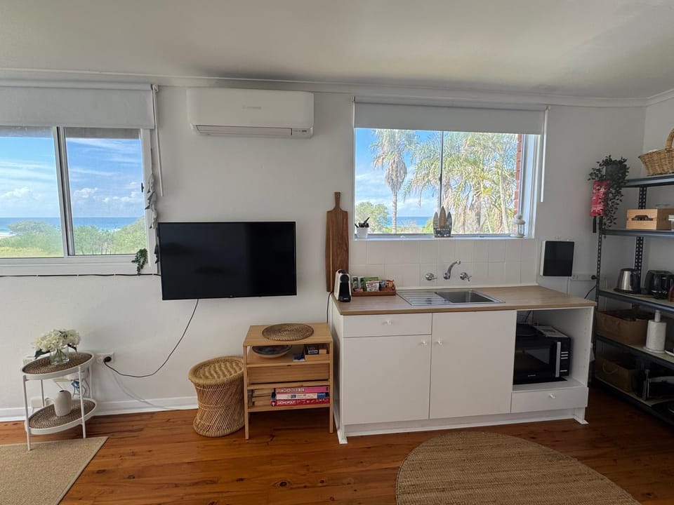 Escape to Jones Beach Kiama - Beachfront unit with direct beach access & views Apartment in Kiama Downs