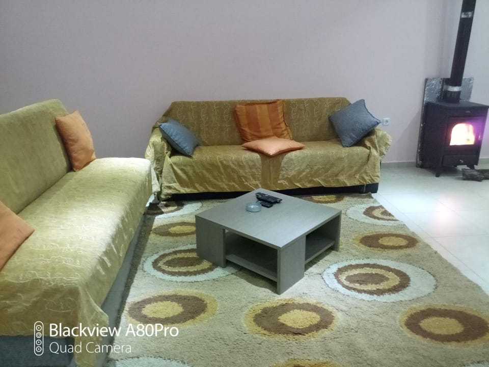 TV and multimedia, Living room, Seating area, Bedroom