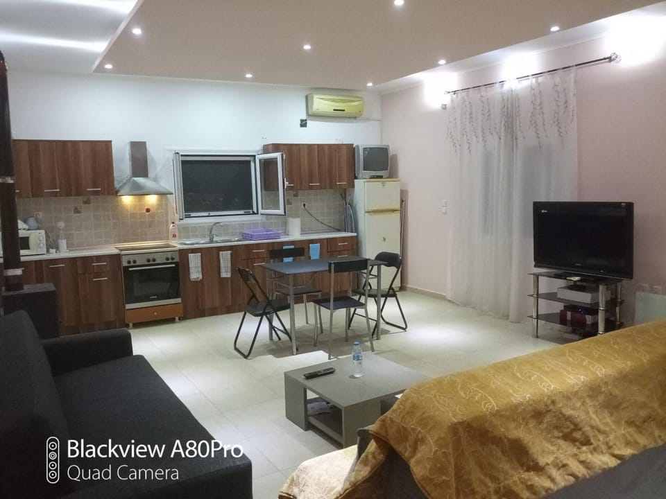 Communal lounge/ TV room, TV and multimedia, Living room, Seating area, Floor plan, Dining area, Bedroom