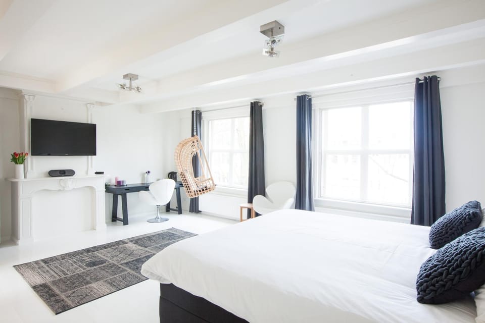 Coffee/tea facilities, View (from property/room), Photo of the whole room, Seating area, Bedroom