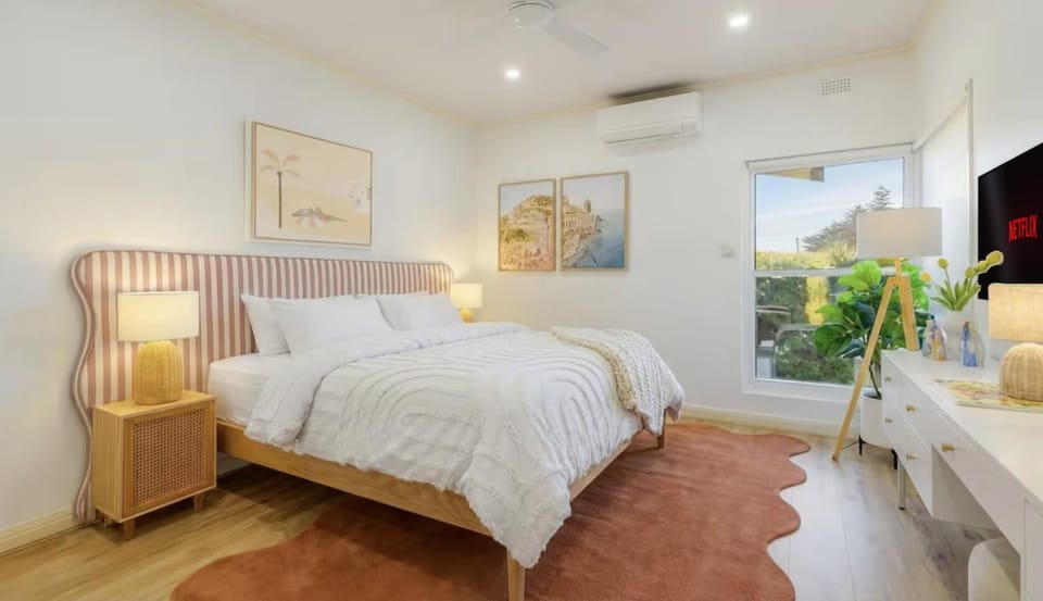 TV and multimedia, Photo of the whole room, Bedroom, air conditioner