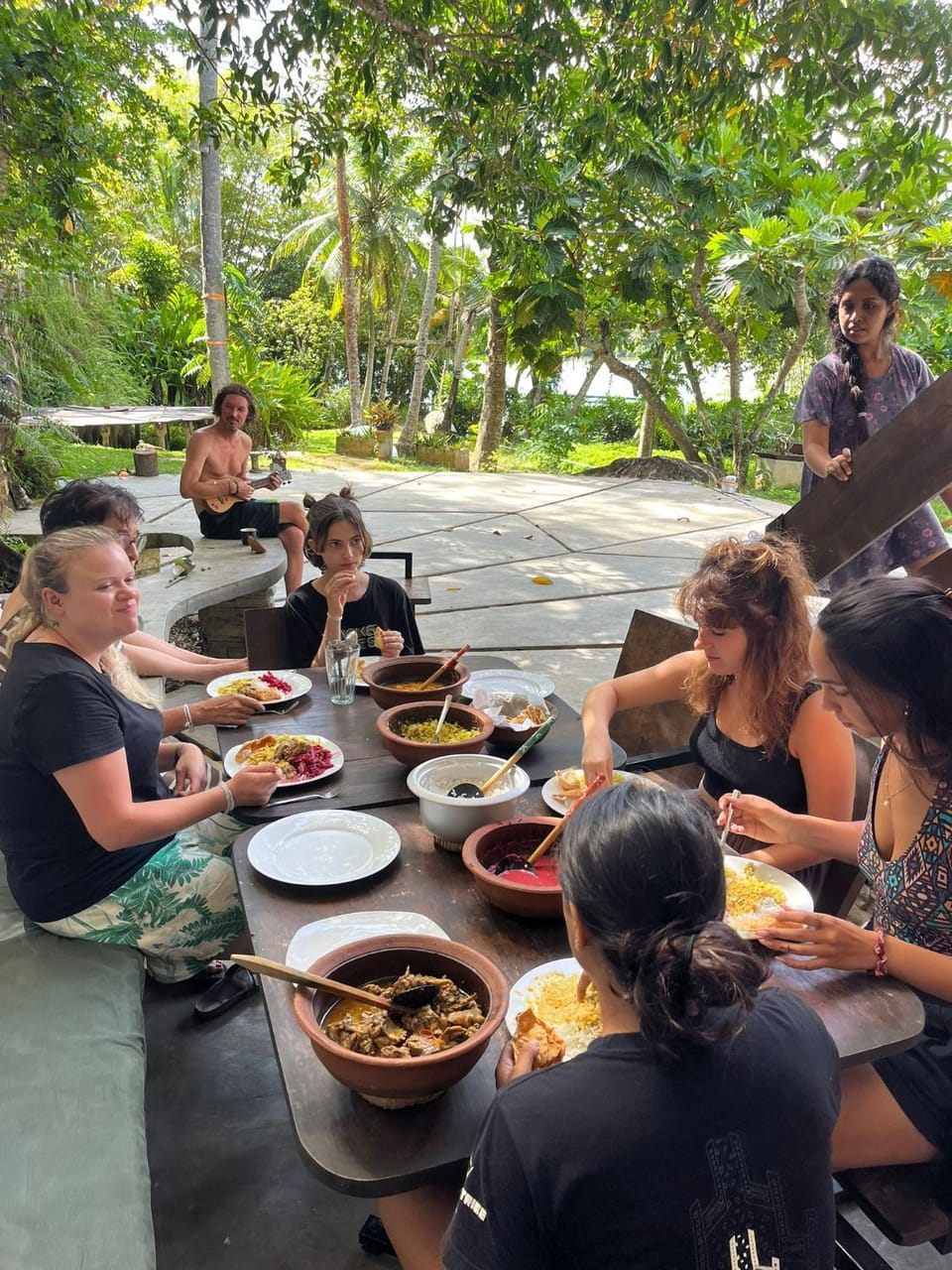 Restaurant/places to eat, Garden, Food and drinks, group of guests