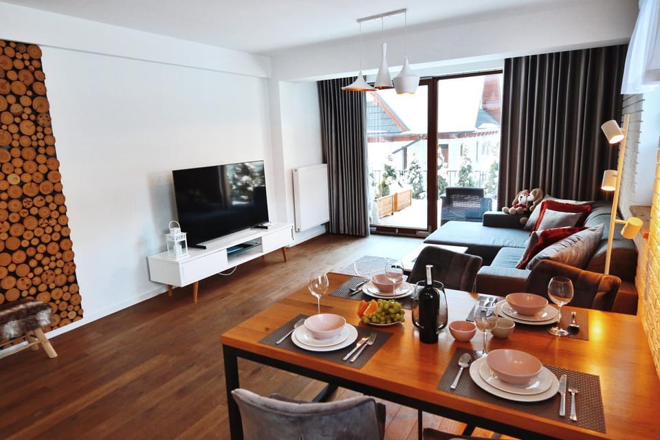 TV and multimedia, Living room, Photo of the whole room, Seating area, Dining area