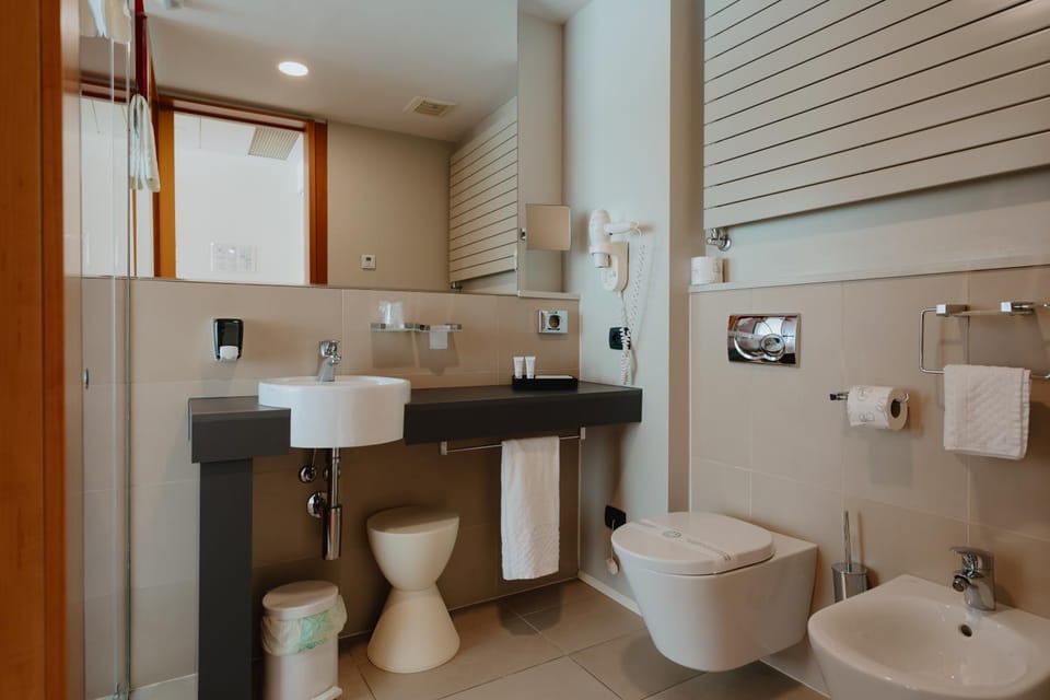 Toilet, Bathroom, bidet, towels