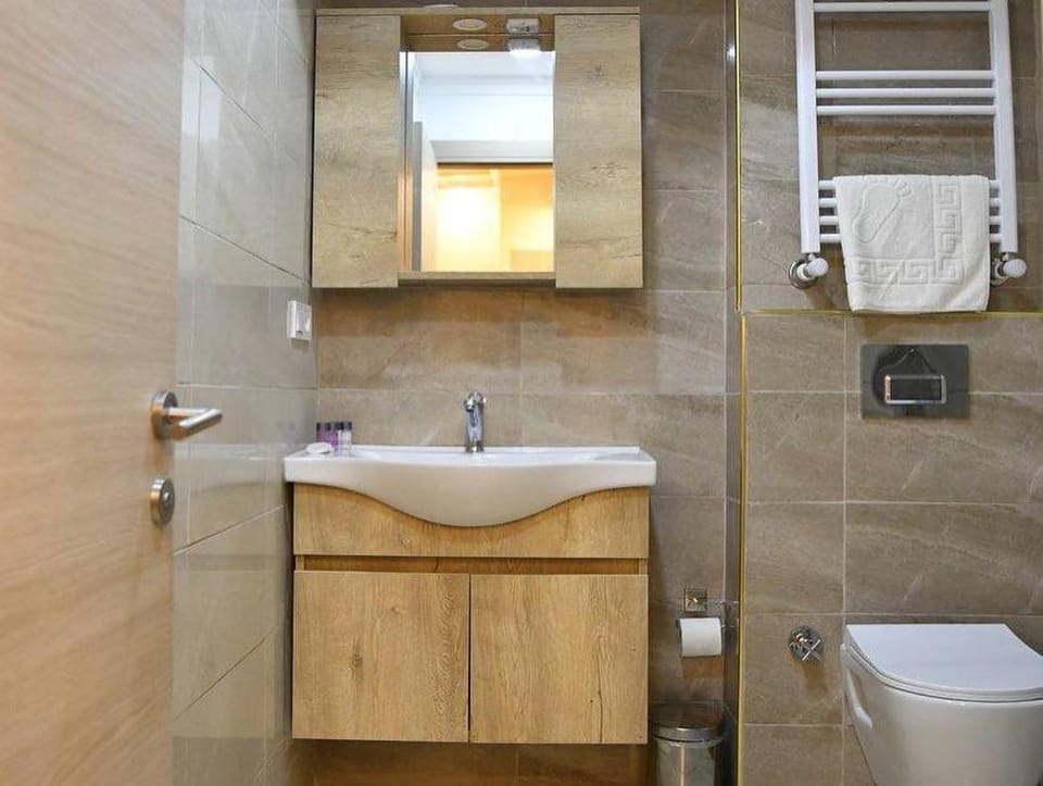 Shower, Toilet, Bathroom, towels