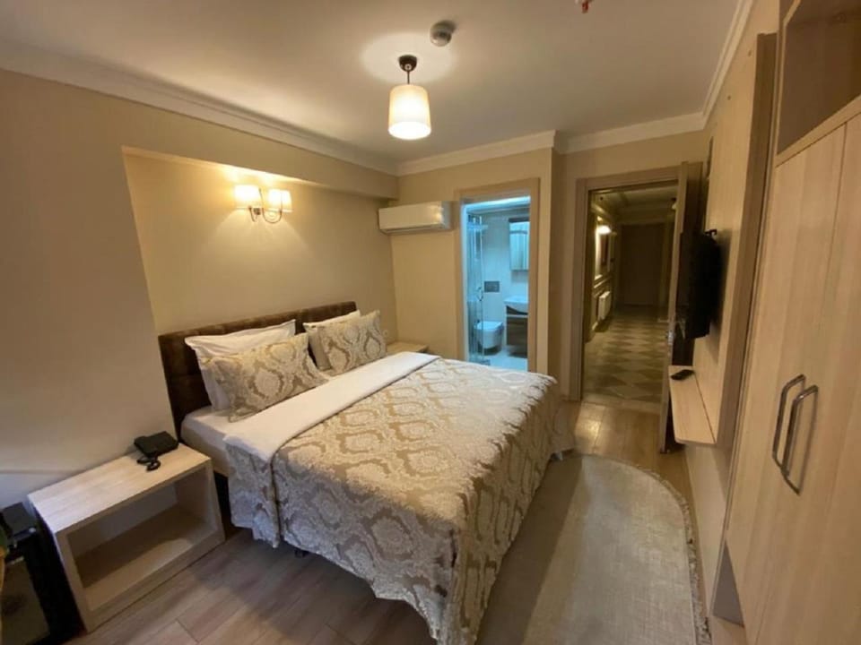Bed, TV and multimedia, Photo of the whole room, wardrobe
