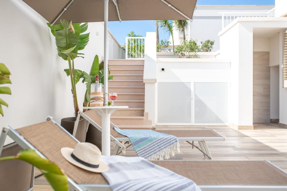 Patio, Day, Balcony/Terrace, Living room, Seating area, sunbed