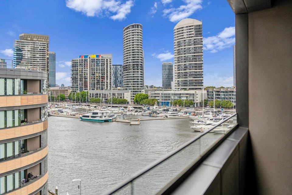Melbourne Docklands Riverside Views Apartment in Melbourne