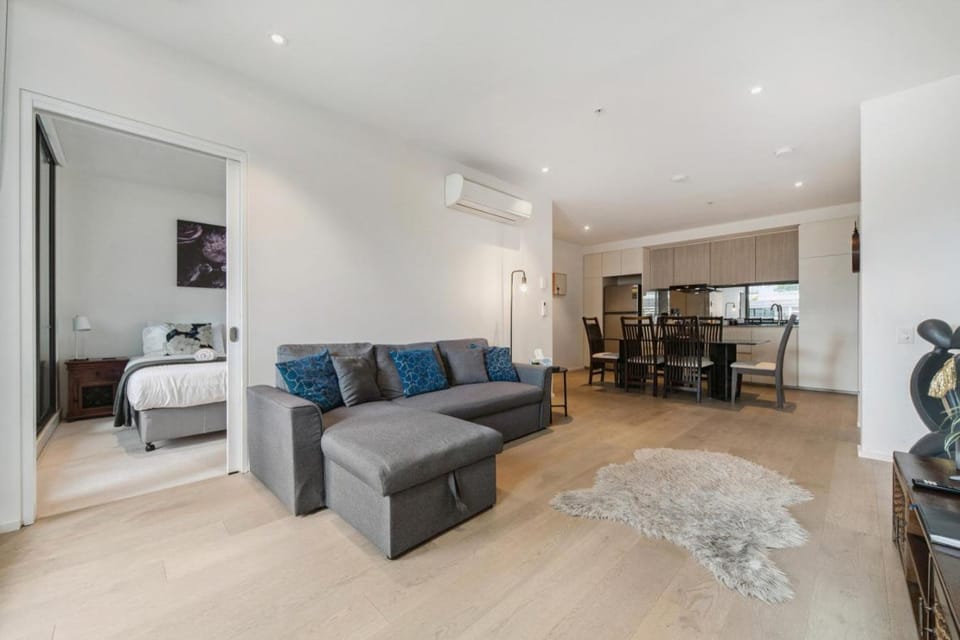 Melbourne Docklands Riverside Views Apartment in Melbourne