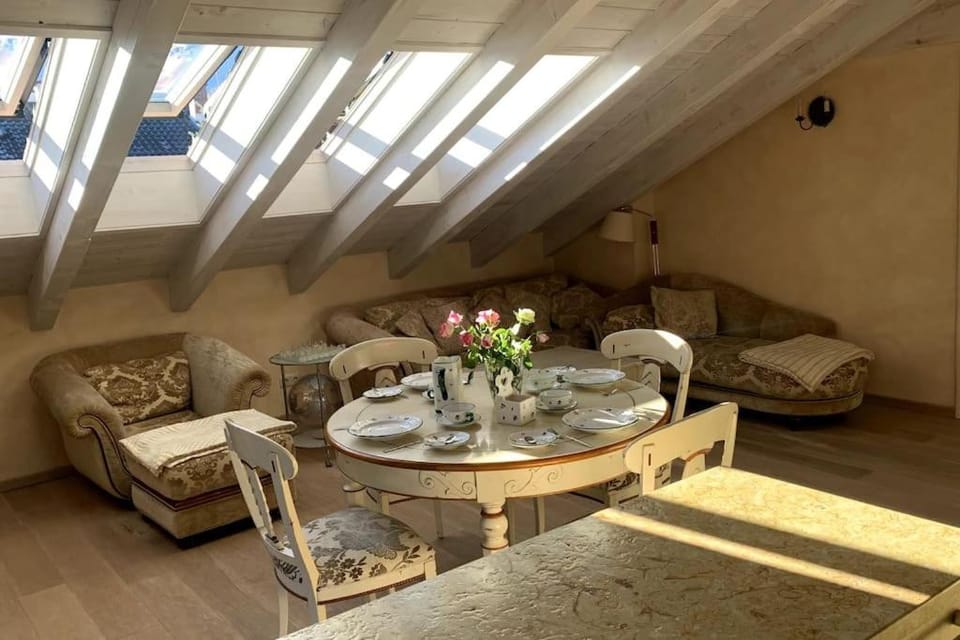 Seating area, Dining area
