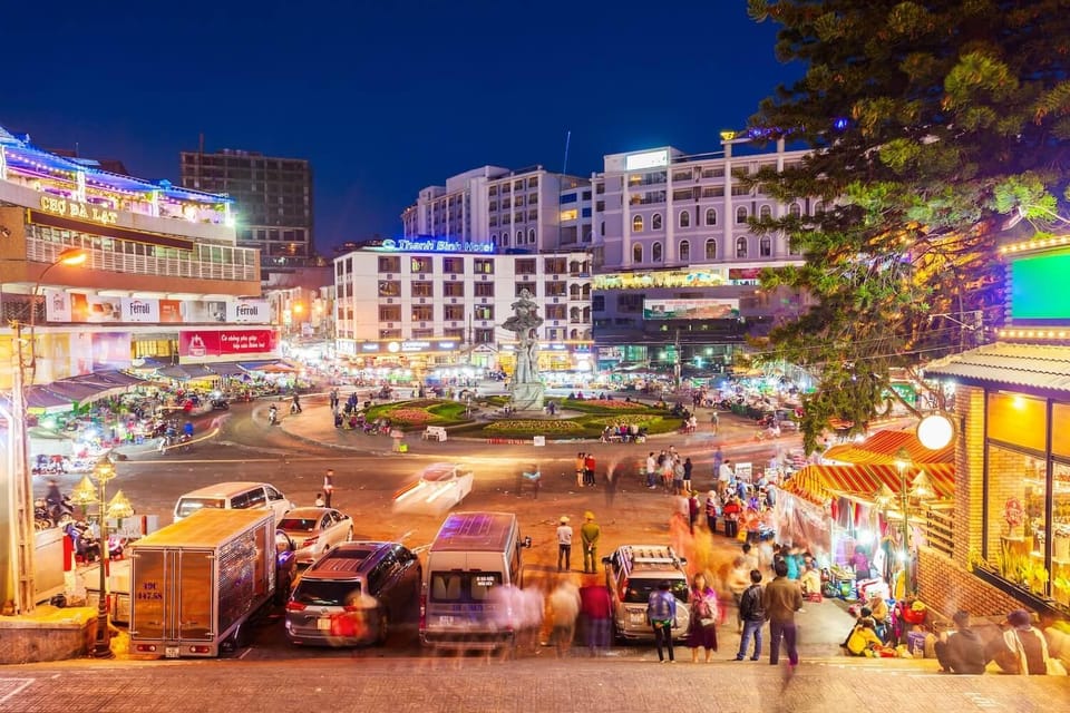 Property building, Night, People, Neighbourhood, City view, Street view, Location, group of guests, Parking