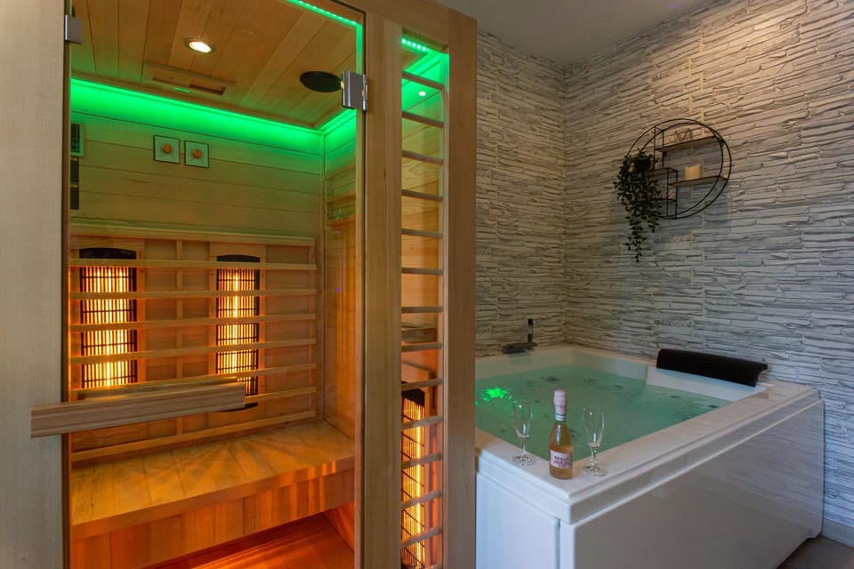 Hot Tub, Sauna